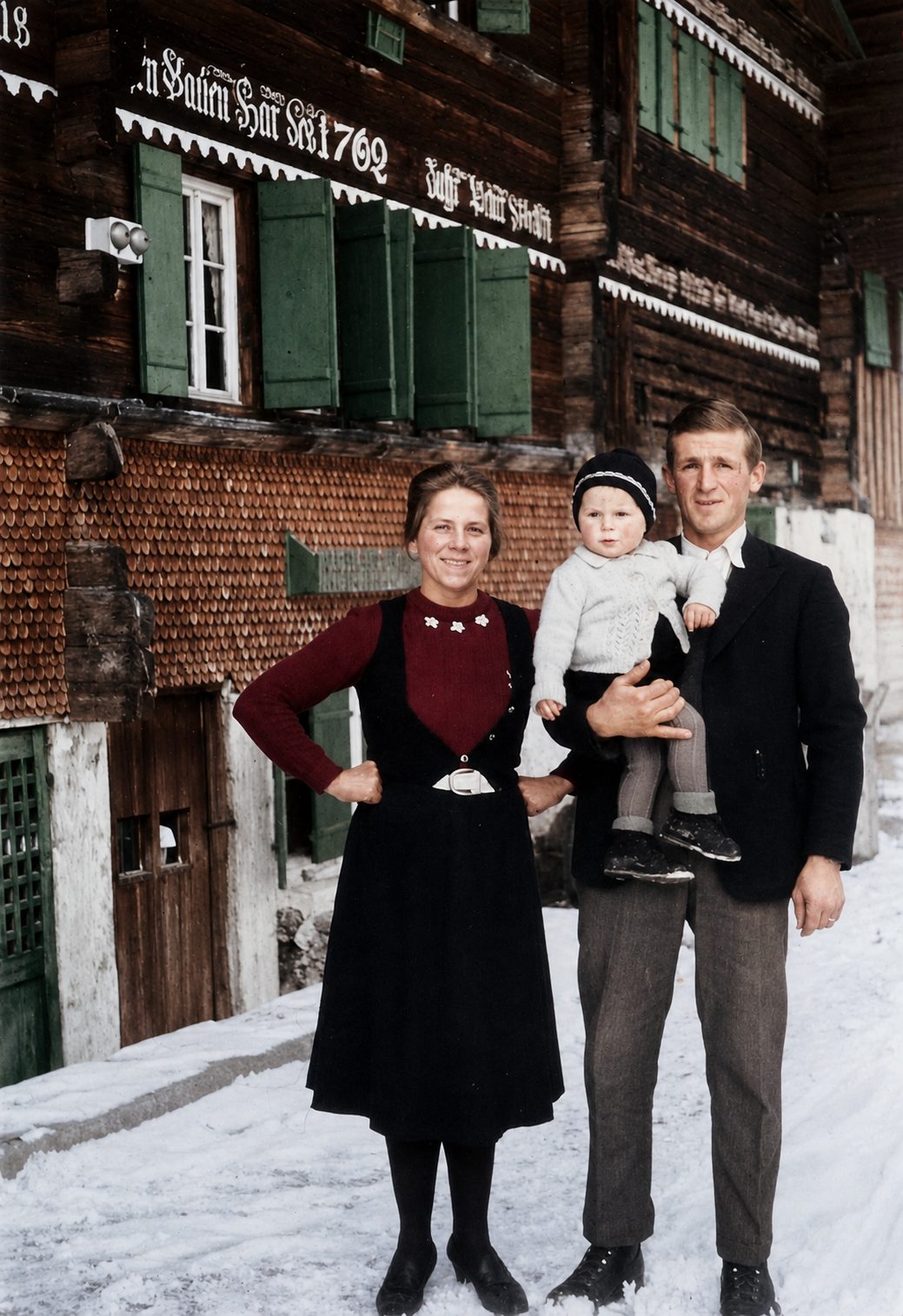 Hans et Rösi Trachsel en hiver, leur fils dans les bras de son père