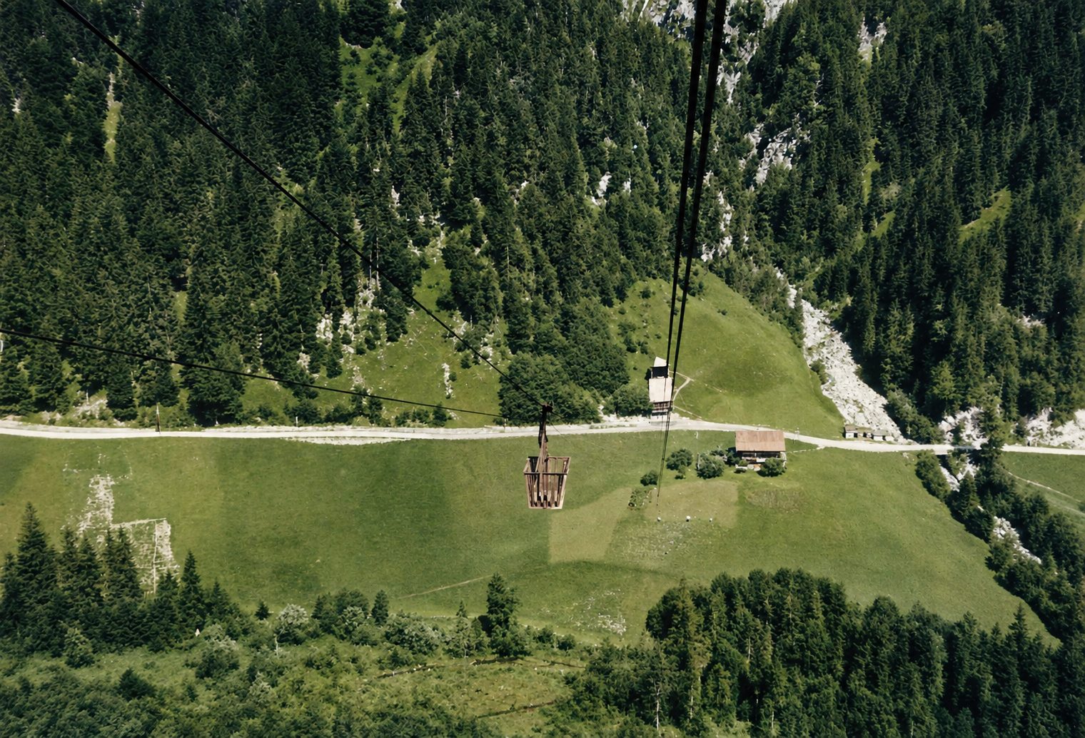 Benne en bois d'un transporteur à câble au-dessus d'un pâturage de montagne